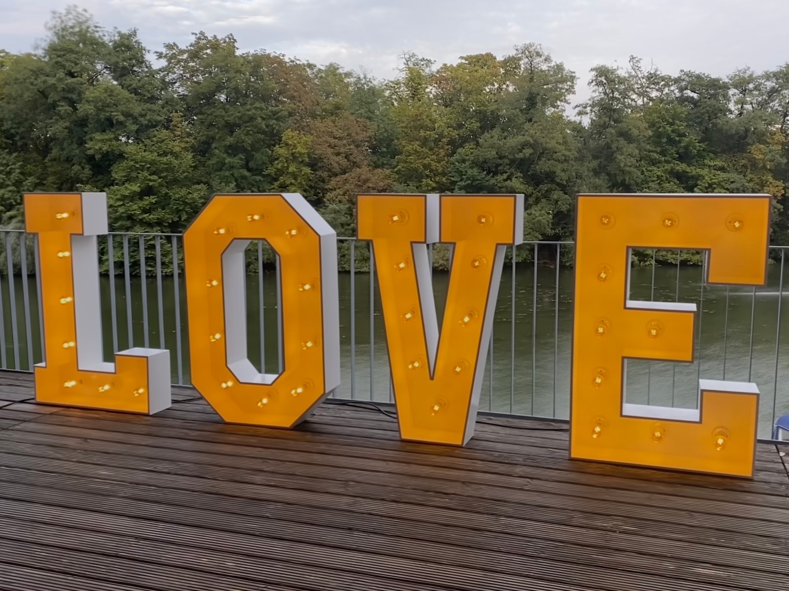XXL Leuchtbuchstaben LOVE "Classic"