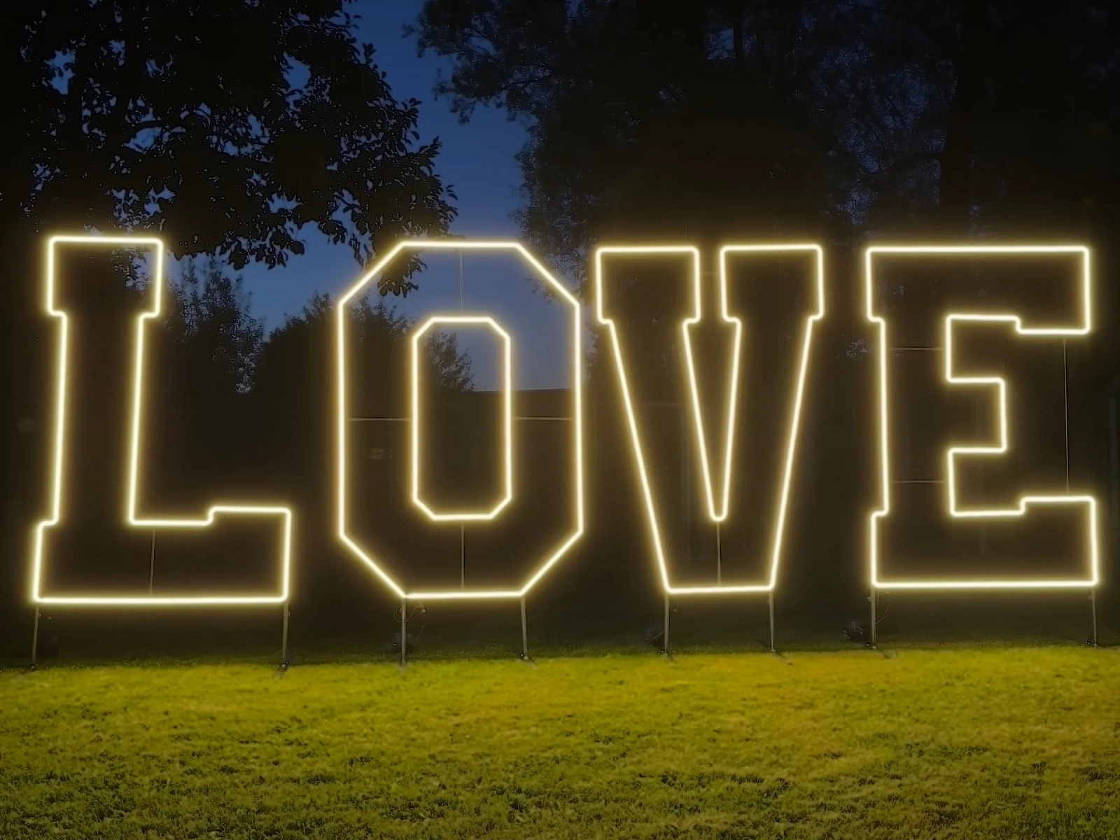XXL Leuchtbuchstaben LOVE "Neon"